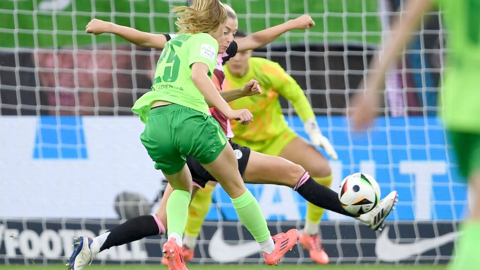 Schuss ins Glück: Vivien Endemann trifft sehenswert zum 1:0 für Wolfsburg. Foto: Swen Pförtner/dpa