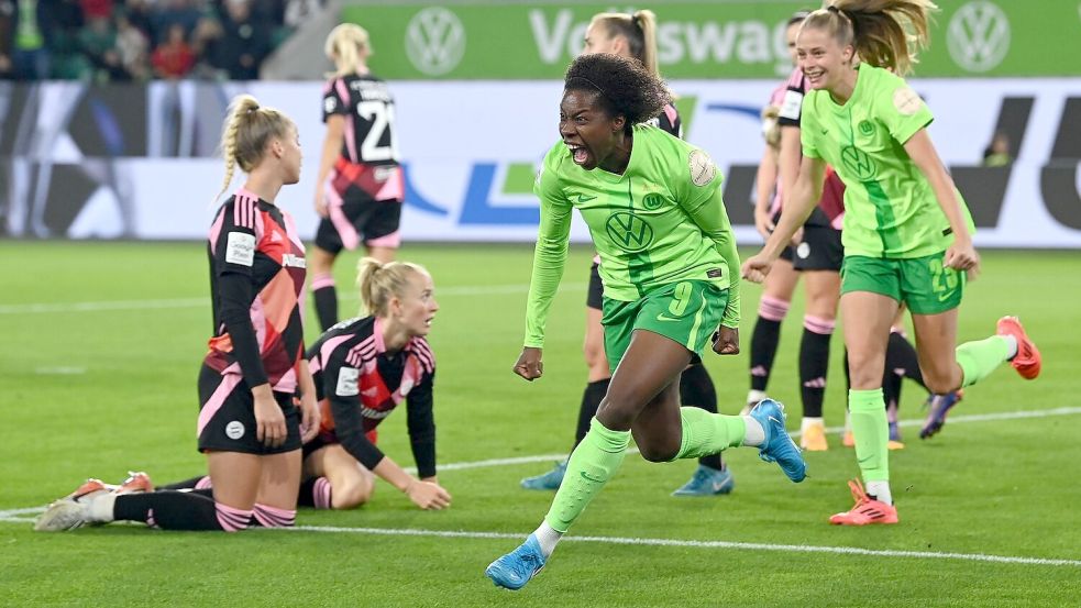 Wolfsburgs Lineth Beerensteyn bejubelt ihr Tor zum 2:0-Endstand. Foto: Swen Pförtner/dpa