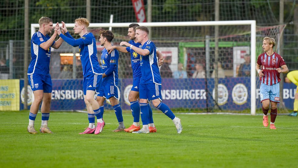 Der Jubel nach dem zwischenzeitlichen 1:1 für Emden: Pascal Steinwender (Zweiter von links) traf aus der Drehung. Foto: Kirschner