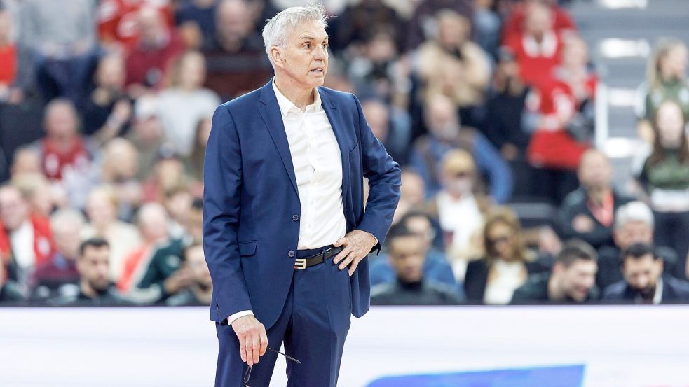 Bayerns Basketballer mit Coach Gordon Herbert gewinnen im BBL-Pokal in Bonn. Foto: Matthias Balk/dpa