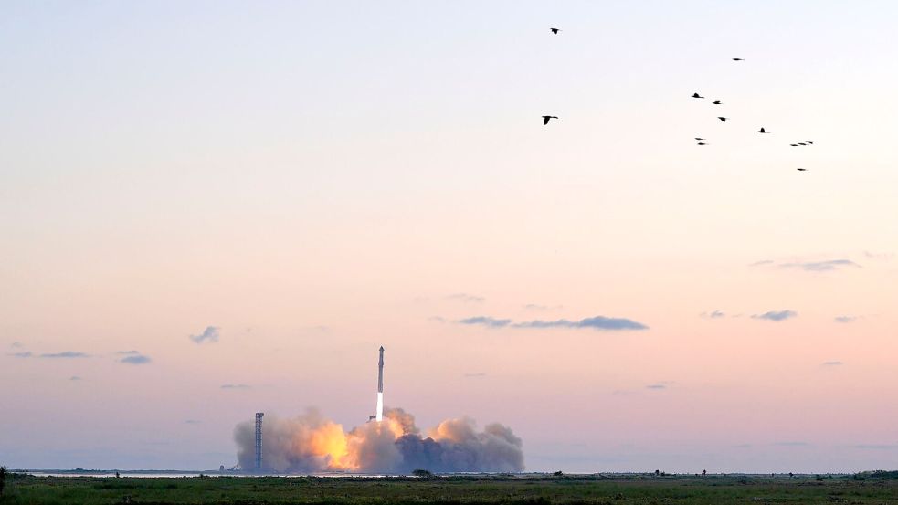 Die Mega-Rakete Starship von SpaceX hebt zu dem Testflug ab. Foto: Eric Gay/AP/dpa