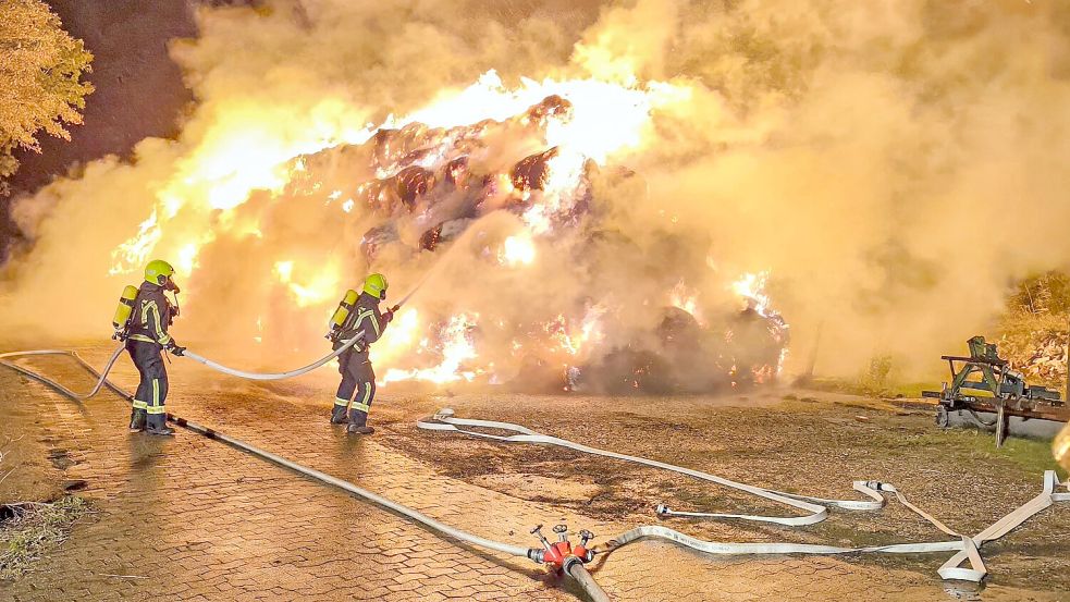 Hunderte von Strohballen gerieten in Siegelsum in Brand. Foto: Feuerwehr