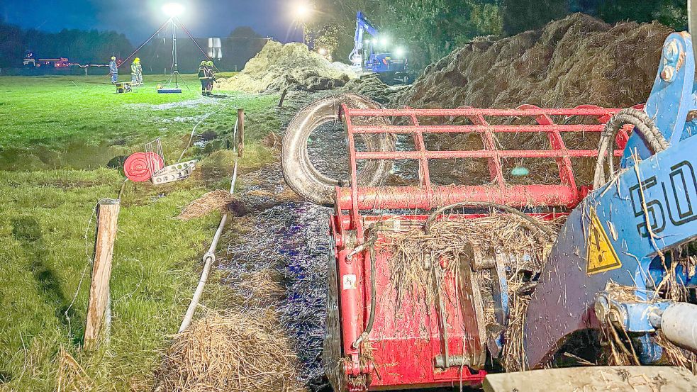 Mit speziellen Fahrzeugen wurde die Einsatzstelle bearbeitet. Foto: Feuerwehr