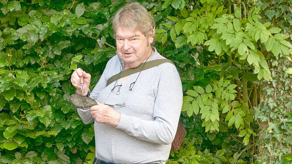 Kennt sich aus mit Pilzen: Hermann Ihnen leitet derzeit bei der Kreisvolkshochschule Aurich einen Bestimmer-Kurs.