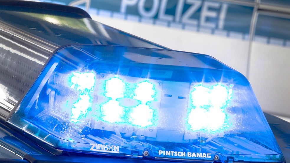 Die Polizei Aurich/Wittmund ist im Einsatz, um einen Verkehrsunfall abzusichern und den hergang aufzuklären. Foto: DPA