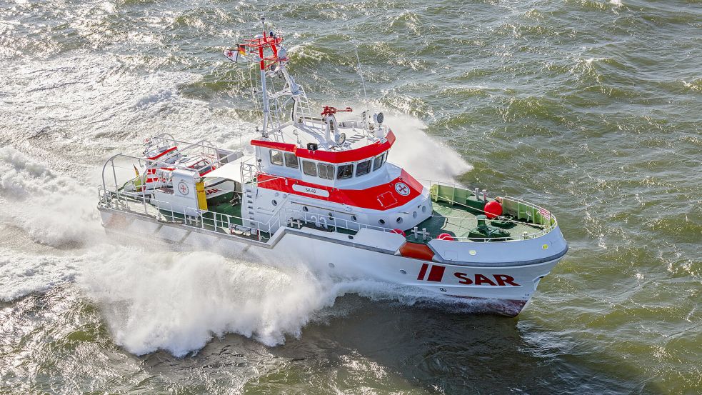 An der Suche nach der Besatzung des brennenden Segelboots war auch der auf Borkum stationierte Seenotrettungskreuzer „Hamburg“ der Deutschen Gesellschaft zur Rettung Schiffbrüchiger. Foto: Herman IJsseling/Flying Focus/DGzRS/dpa