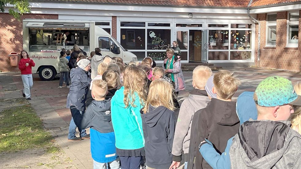 Der Eiswagen hielt unter anderem an der Grundschule Neukamperfehn. Foto: privat