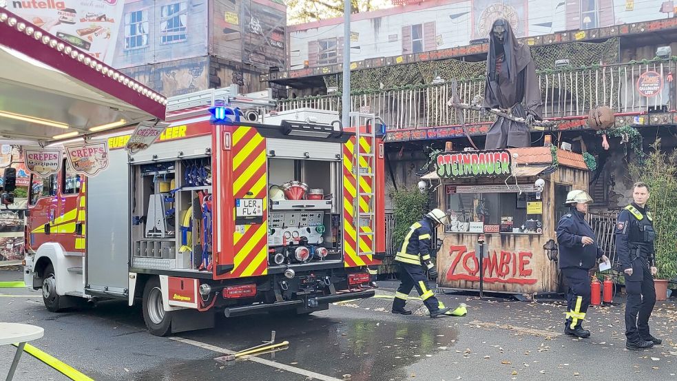 Unter anderem die Feuerwehr ist vor Ort. Foto: Wolters