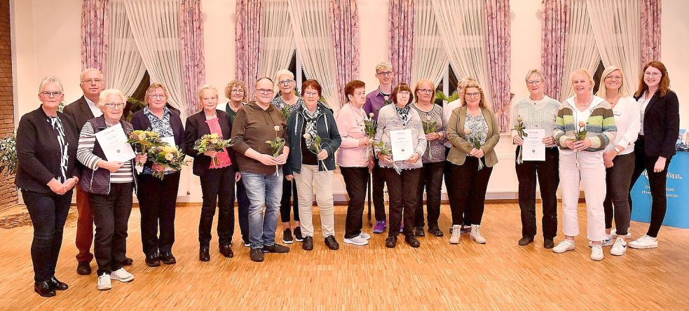 Hildegard Hinderks (von links) und Bernhard Janssen überreichten den Ehrenamtlichen aus der Samtgemeinde Hesel Urkunden und Blumen. Foto: Stromann