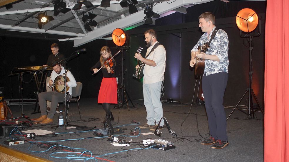 Daniel Collins (von links, Akkordeon), Colm Phelan (Bodhrán), Sängerin Joanna Hyde (Fiddle), Alan Reid (Banjo) und Conal O’Kane an der Gitarre begeisterten das Haxtumer Publikum. Foto: privat