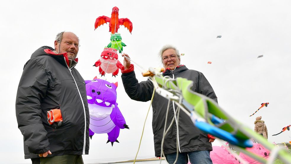 Jens Thomas und Ilona Storre kommen schon seit mehreren Jahren mit ihren großen Drachen zum Drachenfest nach Upleward. Foto: Wagenaar