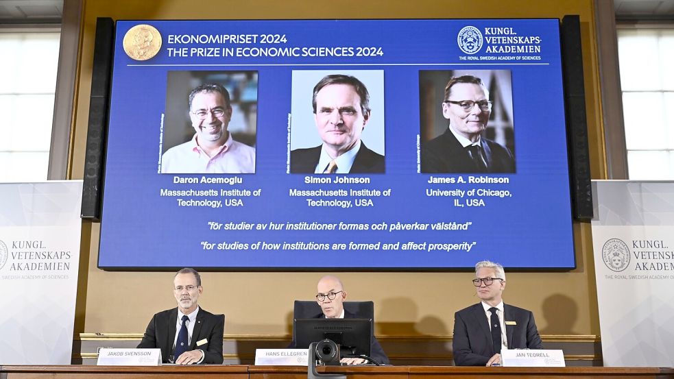 Die Ökonomen Daron Acemoglu, Simon Johnson und James A. Robinson erhalten den diesjährigen Wirtschaftsnobelpreis. Foto: Christine Olsson/TT News Agency/AP