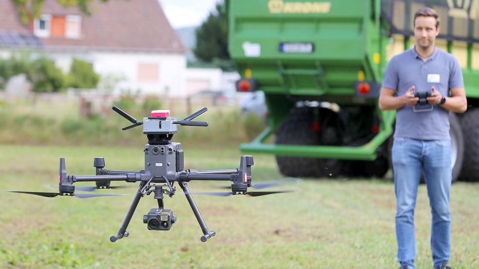 Mit Drohnen werden bereits Daten in der Landwirtschaft gesammelt. Die Technik für die Aussaat sei aber noch nicht ausgereift, so Maren Ziegler, Sprecherin des LHV Aurich. Foto: DPA