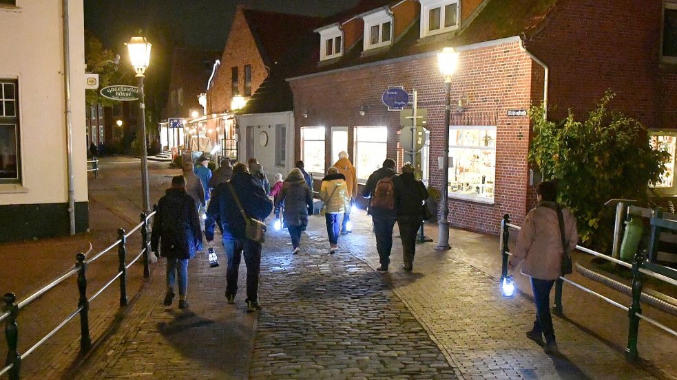 Mit den Laternen geht es weiter zur nächsten Station der Tour. Foto: Wagenaar