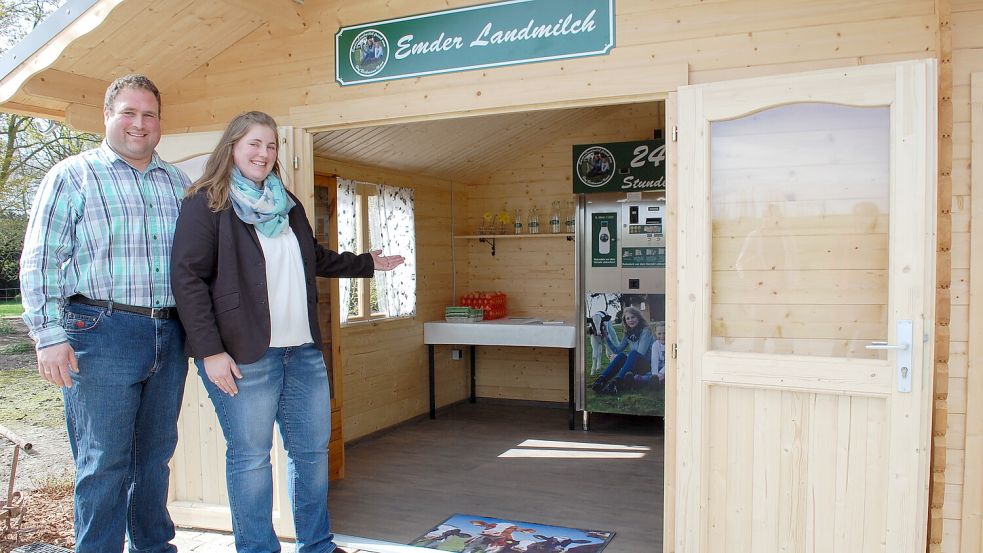 Bitte, hereinspaziert: In die Milchtankstelle in Emden-Uphusen kommen Kunden rund um die Uhr, aber sie sollten für ihre Waren auch bezahlen. Das Foto ist von 2017, als die Milchtankstelle eröffnet wurde, und zeigt Jan und Antje Beckmann-Ihnen. Foto: H. Müller/Archiv