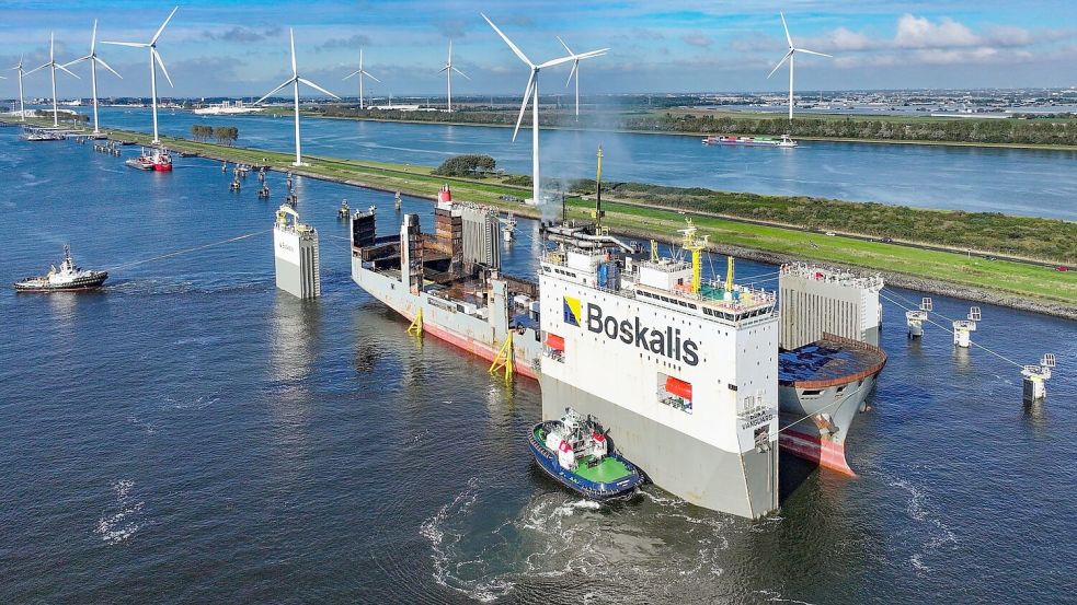 Das Halbtauch-Transportschiff „Boka Vanguard“ des Unternehmens Boskalis brachte im Hafen von Rotterdam sein Deck unter die Wasseroberfläche, sodass die „Fremantle Highway“ verladen werden konnte. Foto: Boskalis