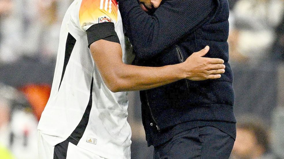 Bundestrainer Julian Nagelsmann beglückwünscht Torschütze Jamie Leweling nach dem tollen Länderspieldebüt. Foto: Tom Weller/dpa