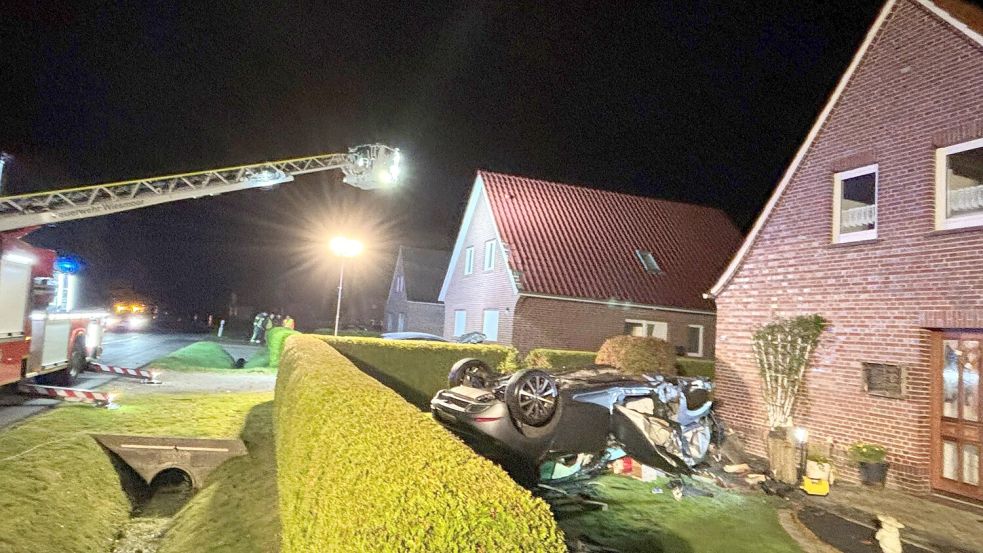 Das Unfallauto ist kopfüber in einem Vorgarten gelandet. Fotos: Boschbach