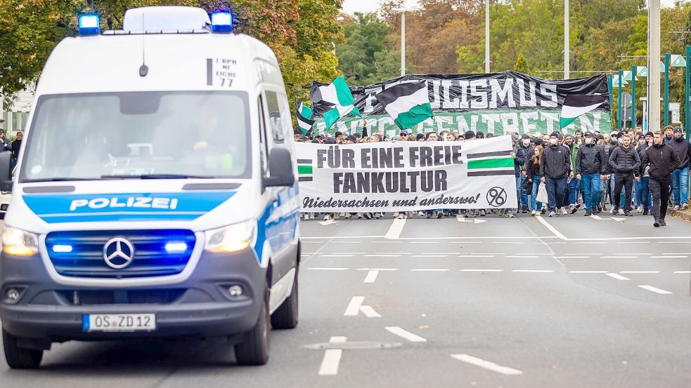 Fans demonstrieren immer wieder für ihre Leidenschaft. Beim Sicherheitsgipfel sind sie nicht dabei. Foto: Moritz Frankenberg/dpa