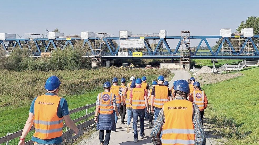 Am 20. September 2024 besuchten Schulklassen und Interessierte die Baufelder in Westoverledingen und Weener zum „Tag der Schiene“. Foto: DB InfraGO AG