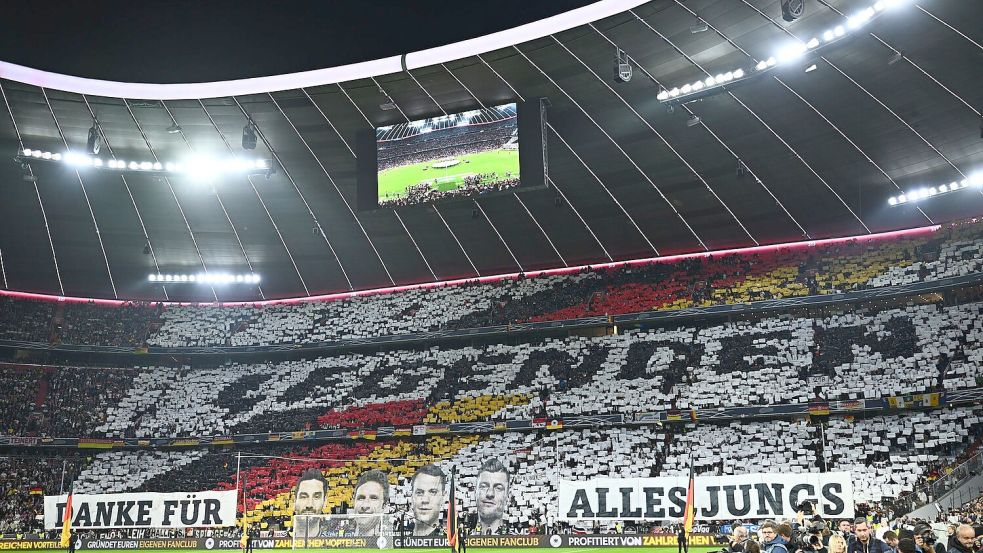 Die Abschieds-Choreographie für vier deutsche Fußball-„Legenden“. Foto: Tom Weller/dpa