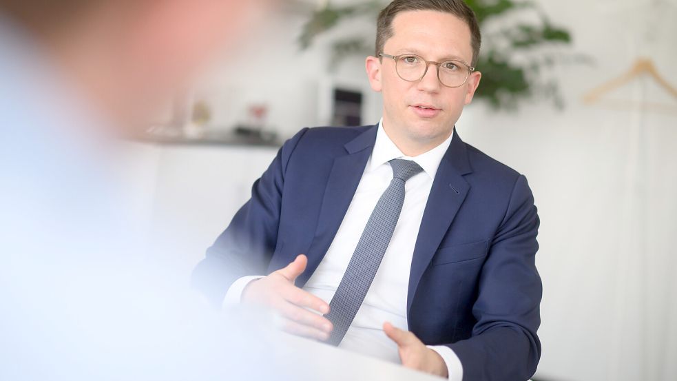 Niedersachsens Wissenschaftsminister Falko Mohrs spricht von „finanziell besonderen Größenordnungen“. Die Forschungen an Lösungen für das Energiesystem der Zukunft wird mit 58,2 Millionen Euro gefördert. Foto: dpa/Julian Stratenschulte