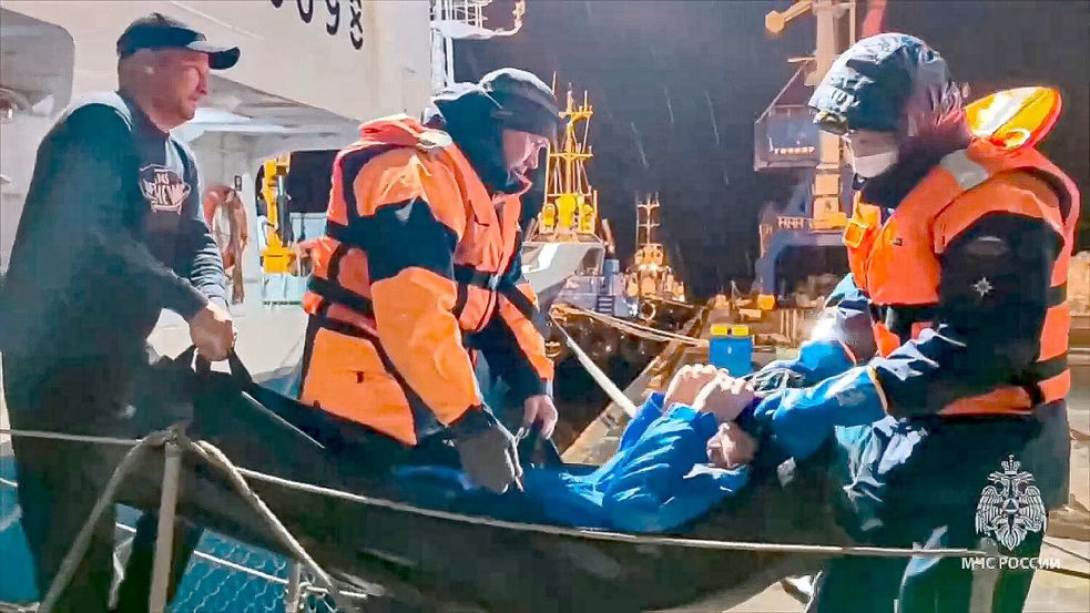 Mehr als zwei Monate fehlte von drei Männern in einem Boot auf hoher See jede Spur, nun wurde einer von beiden lebend gefunden (Handout). Foto: Uncredited/Russian Emergency Ministry Press Service/AP