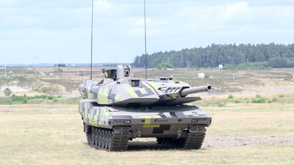 Ein Kampfpanzer Panther KF51 steht im Rheinmetall-Werk Unterlüß in Niedersachsen. Auf Basis dieses Panzers will Rheinmetall zusammen mit Leonardo einen neuen Kampfpanzer bauen. Foto: Julian Stratenschulte/dpa