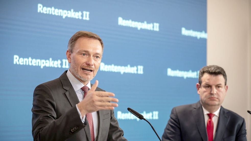 Bislang hat das Kabinett den Vorschlag von Bundesarbeitsminister Hubertus Heil (SPD, r) zu den Beitragsbemessungsgrenzen nicht beschlossen. (Archivbild) Foto: Michael Kappeler/dpa