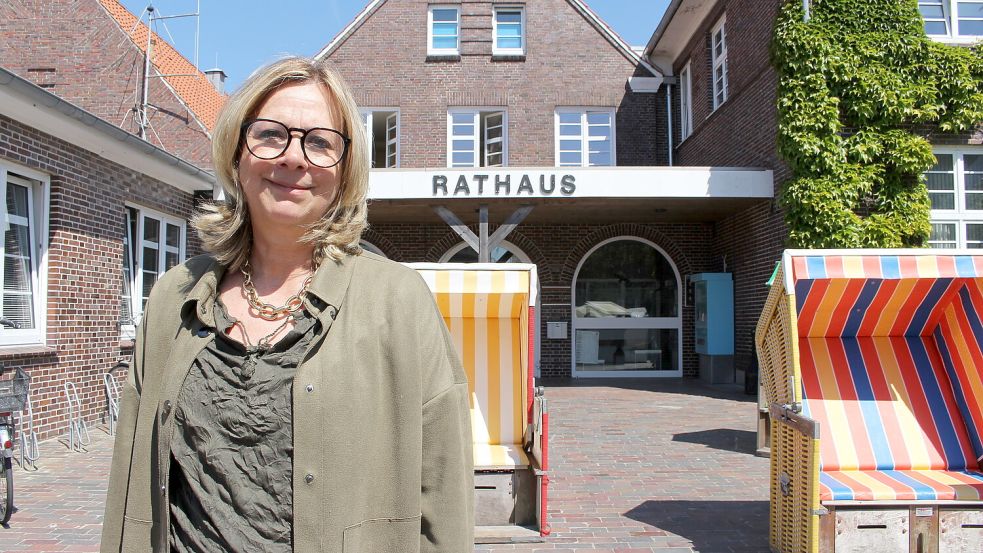 Heike Horn vor dem Langeooger Rathaus. Foto: Oltmanns