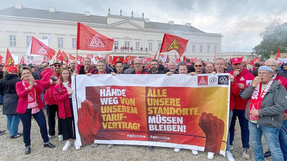 Im September protestierte auch eine Delegation der Emder VW-Werker und Metaller in Hannover. Foto: IG Metall