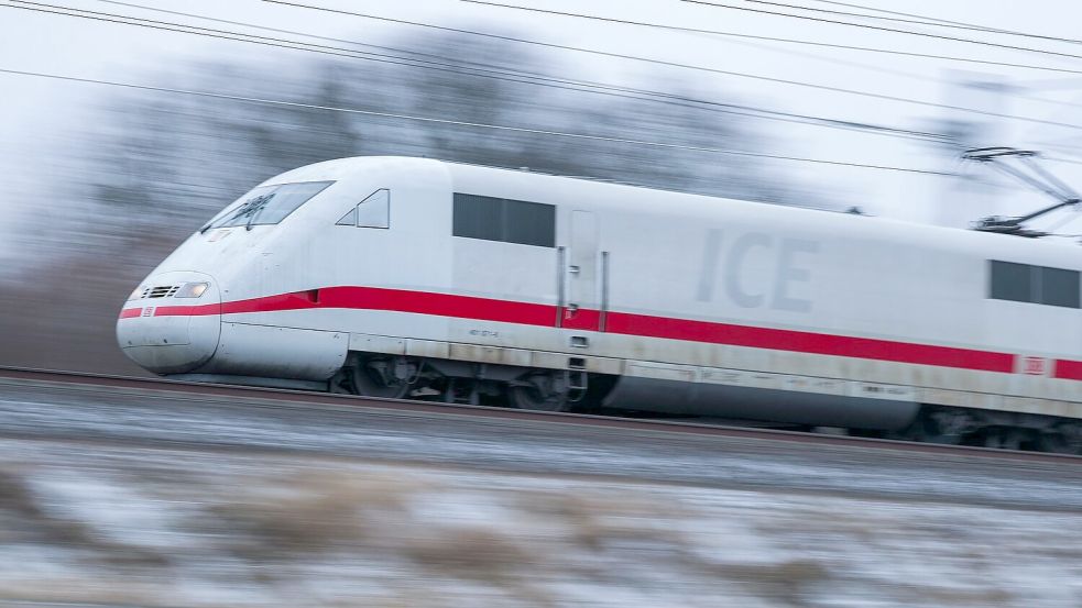 Reisende im Fernverkehr mussten ebenso wie Pendler wegen einer Reparatur an der Oberleitung Geduld mitbringen. (Symbolbild) Foto: Jan Woitas/dpa-Zentralbild/dpa