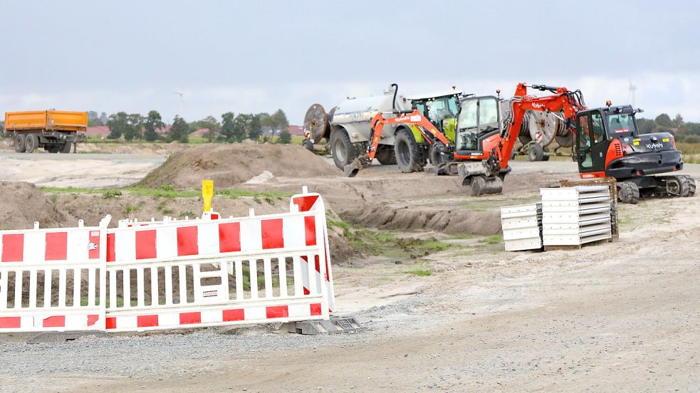 Derzeit wird auf den Uthwerdumer Äckern die Baustraße angelegt. Foto: Romuald Banik