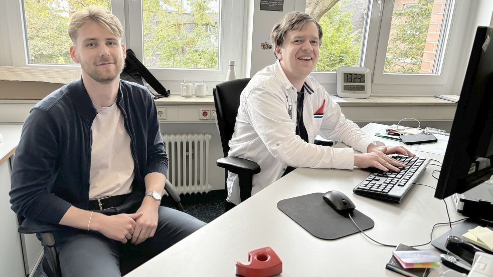 Matthias Hecht (rechts) hat einen Tag bei den Stadtwerken „geschnuppert“. Dabei hat er die Arbeit von Yannik Bark in der Personalabteilung kennengelernt. Fotos: Hanssen