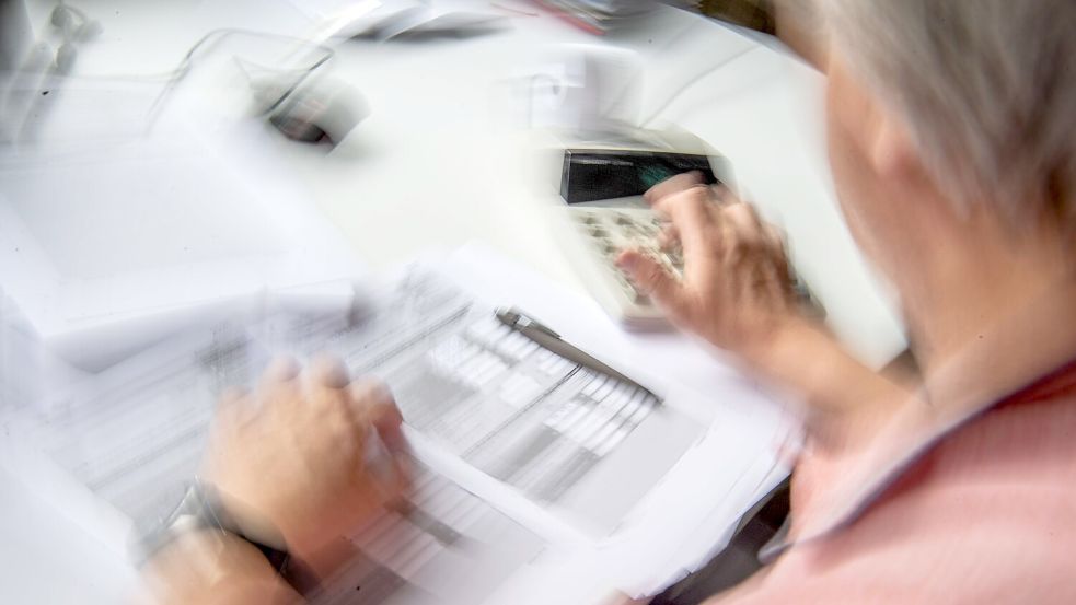 Mit gefälschten Steuerbescheiden wollen die Betrüger in verschiedenen Bundesländern an Geld kommen. (Symbolbild) Foto: Lino Mirgeler/dpa