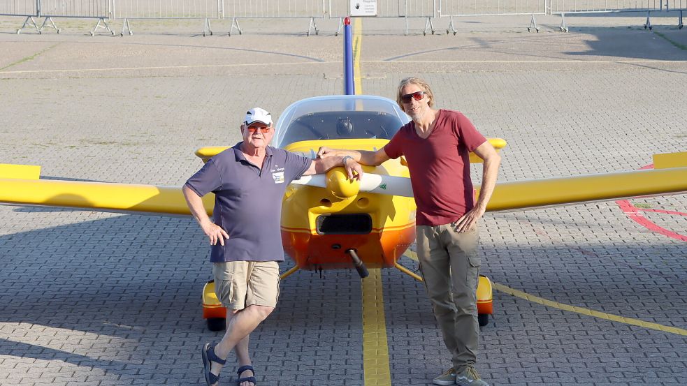 Uwe Menge (links) ist und bleibt Pilot aus Leidenschaft. Seine Karriere als Fluglehrer auf Juist hat er aus Altersgründen jetzt aber beendet. Weiterhin wird er auf Juist Segelflieger warten. Das Foto zeigt ihn mit einem Mitarbeiter.Foto: Erdmann