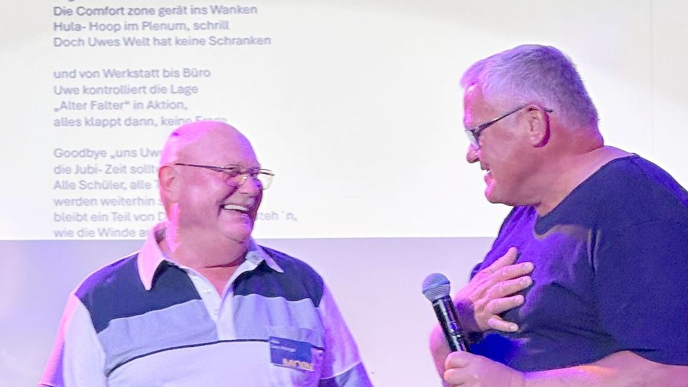 Herzergreifender Abschied: Uwe Menge und Jugendbildungsstätten-Leiter Jörg Bohn. Foto: Erdmann