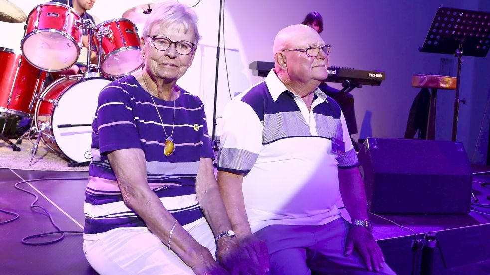 Zur Abschiedsfeier auf Juist wurde Uwe Menge (rechts) von seiner Lebensgefährtin Inge Leppin begleitet. Foto: Erdmann