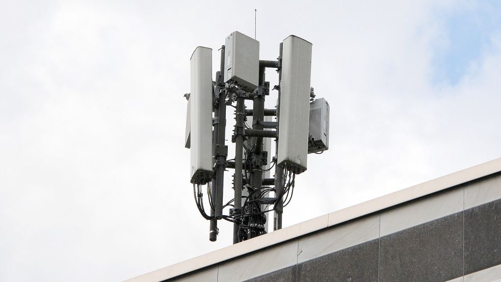 Mobilfunkantennen des Funkstandards 4G (länglich) und 5G (quadratisch) sind auf einem Dach an einem kleinen Mast montiert. Foto: Wolf von Dewitz/dpa