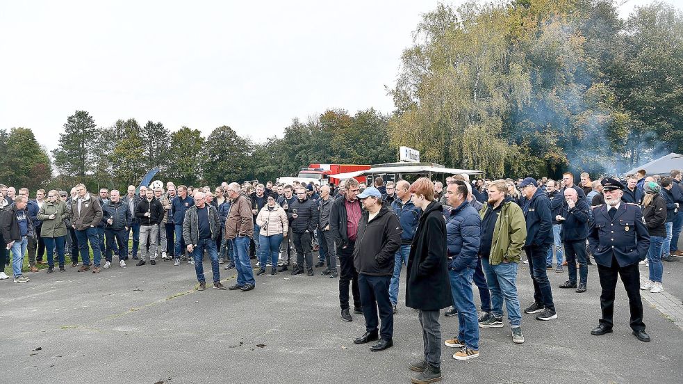 Die Helfer lauschten den Worten von Landrat Matthias Groote und Kreisbrandmeister Ralf Heykants. Foto: Stromann