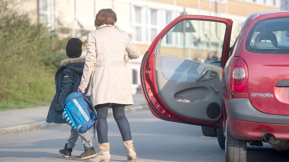 Eltern, die ihre Kinder mit dem Auto zur Schule bringen, hindern ihre Schützlinge laut Verkehrswacht an der eigenständigen Mobilität. Foto: dpa/Marijan Murat