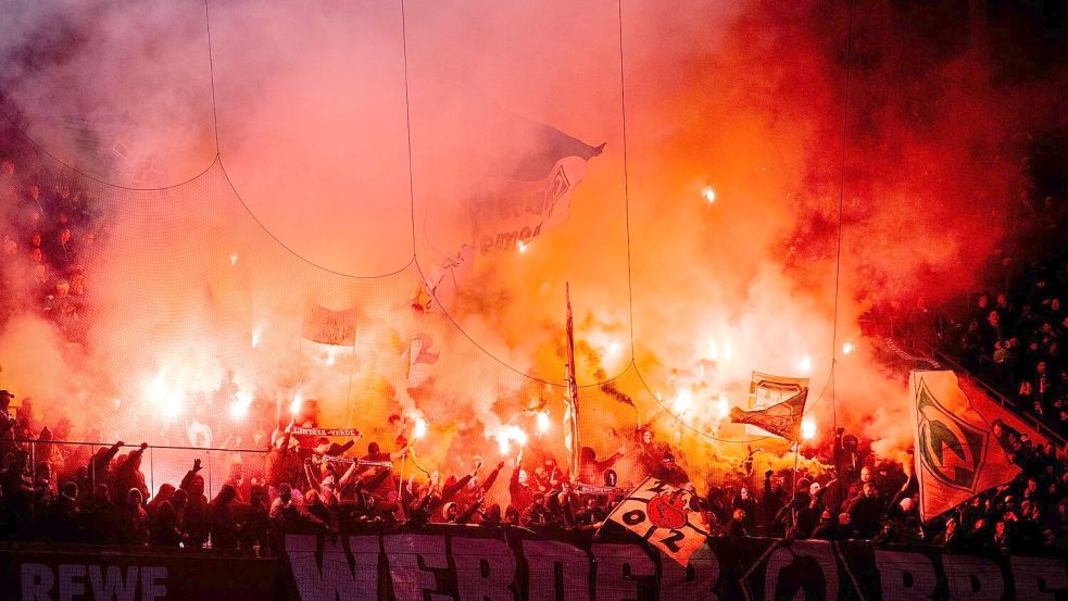 Der Einsatz von Pyrotechnik im Stadion ist Polizei und Verbänden ein großer Dorn im Auge. Foto: Rolf Vennenbernd/dpa