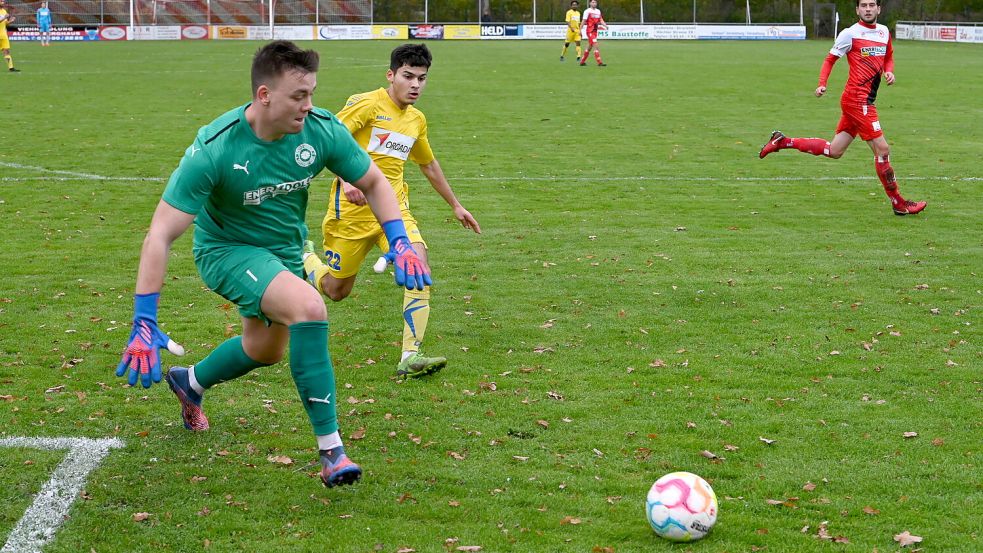 Hendrik Weßling (grünes Trikot) wechselt sich im SVG-Tor mit Timo Kuhlmann und Dennis Kuschel ab. Ab und zu steht auch in der Reserve auf dem Feld. Foto: Steenhoff