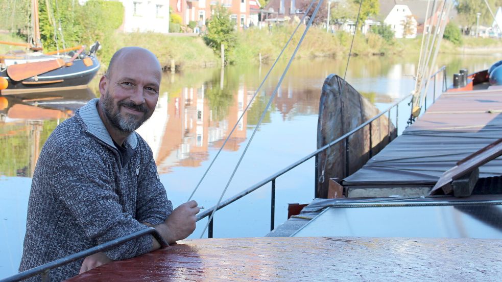 Jörg Matil auf seiner Tjalk „Verwisseling“ im Carolinensieler Museumshafen. Foto: Oltmanns