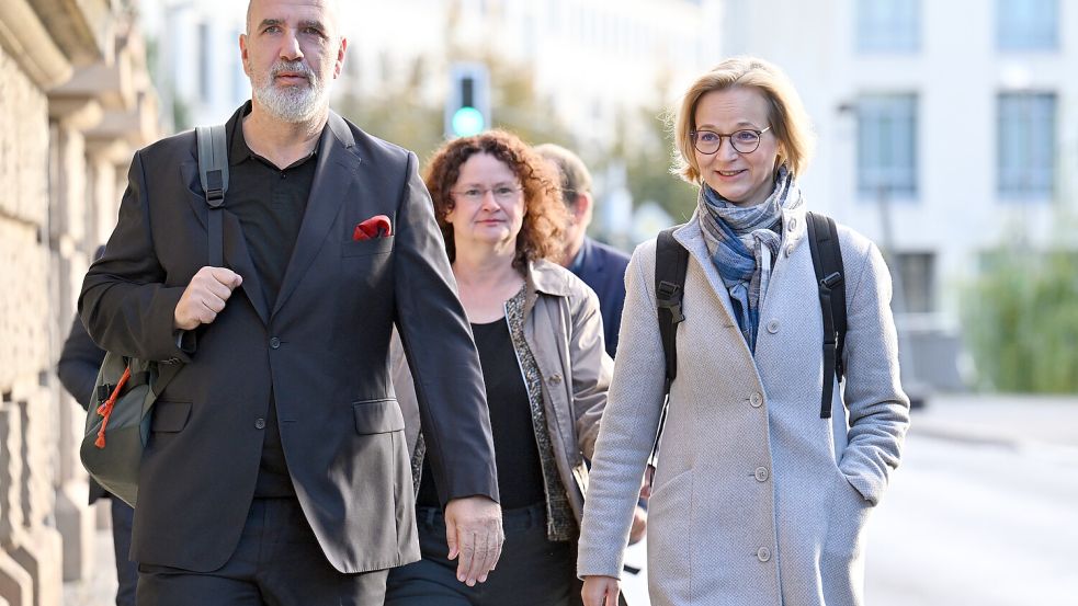 Regieren sie bald mit? Katja Wolf, Sigrid Hupach, und Steffen Schütz (alle BSW) kommen zu Gesprächen zwischen CDU, BSW und SPD in der Erfurter Innenstadt (v.l.) Foto: dpa/Martin Schutt