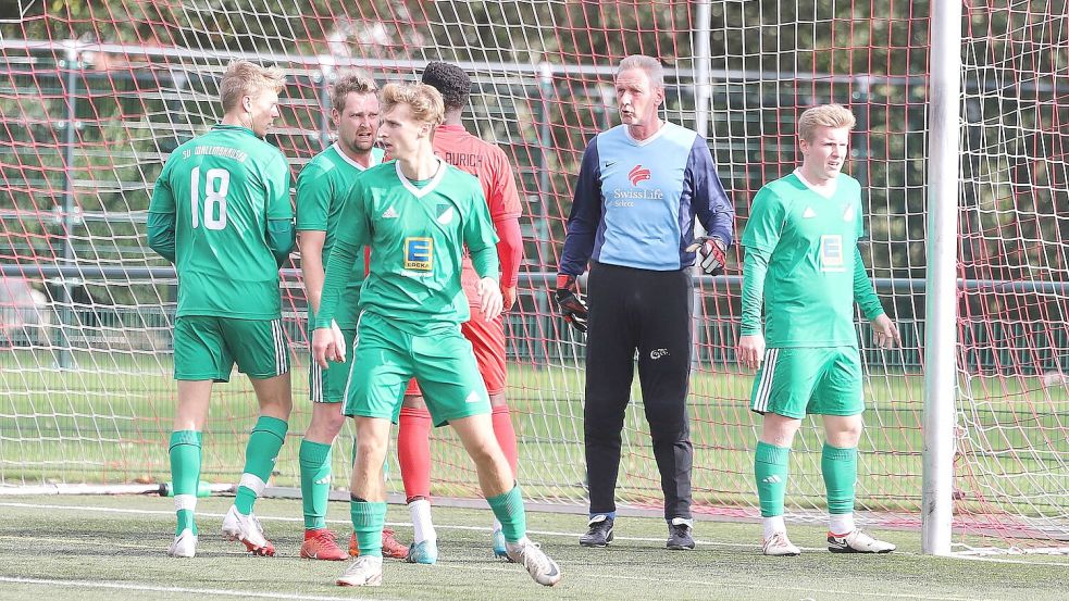 Jens Rocker hütete wegen Torwartnot den Kasten des SV Wallinghausen und machte seine Sache gut. Fotos: Gronewold