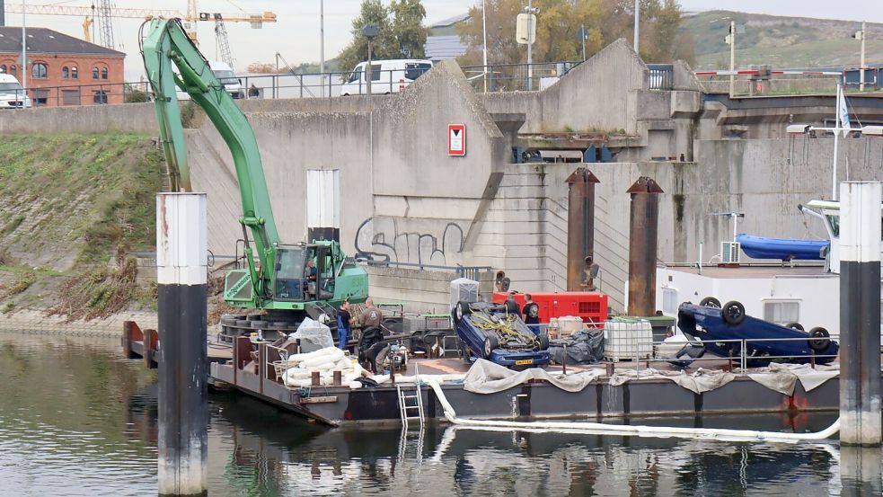 Zwei Autos auf dem Schiff wurden durch den Zusammenstoß in den Industriehafen geschoben. Sie wurden später von Experten geborgen. Foto: Marco Priebe/dpa