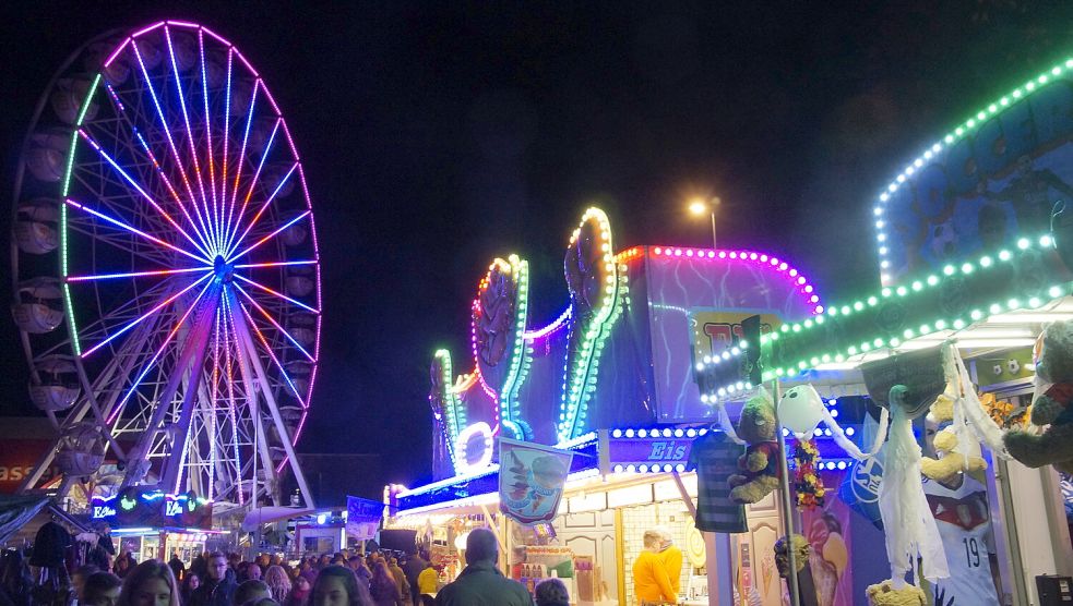 Bunte Lichter, stimmungsvolle Atmosphäre, das ist der Herbstmarkt in Aurich vom 25. Oktober bis 3. November. Archivfoto