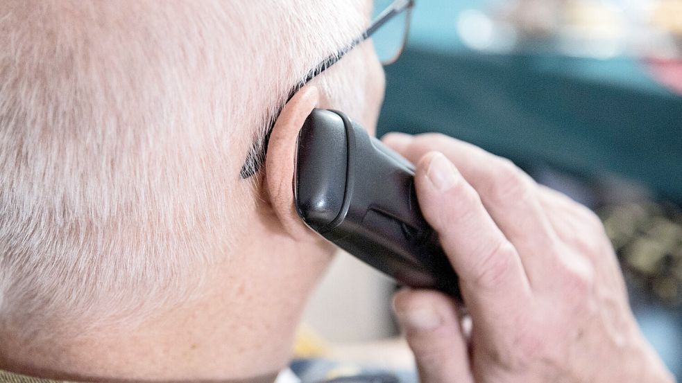 Nachdem ihm ein falscher Polizist eine Lügengeschichte aufgetischt hatte, hat ein 89-Jähriger in Grolland viel Geld und eine Uhr an Betrüger verloren. Foto: imago images / Fotostand / K. Schmitt