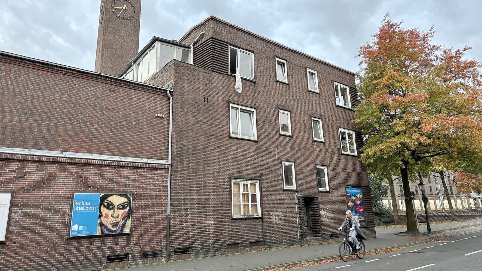 Leerstand oder doch bewohnt? Ein Vorhang weht seit einigen Wochen aus dem offenen Fenster des ehemaligen Apollo-Theaters. Foto: Schuurman